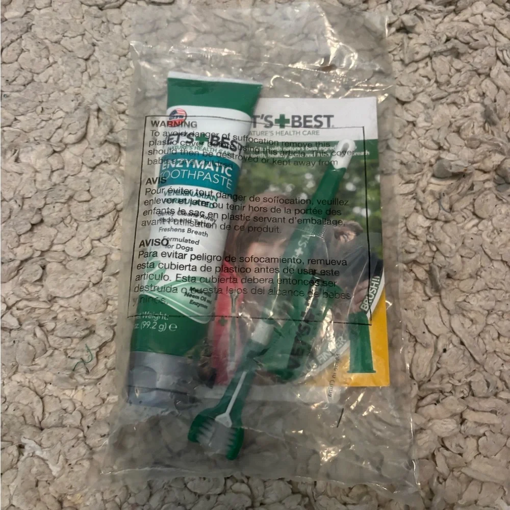 Vet's Best Dog Toothpaste & Dog Finger Toothbrush, Dental Kit Freshen Breath